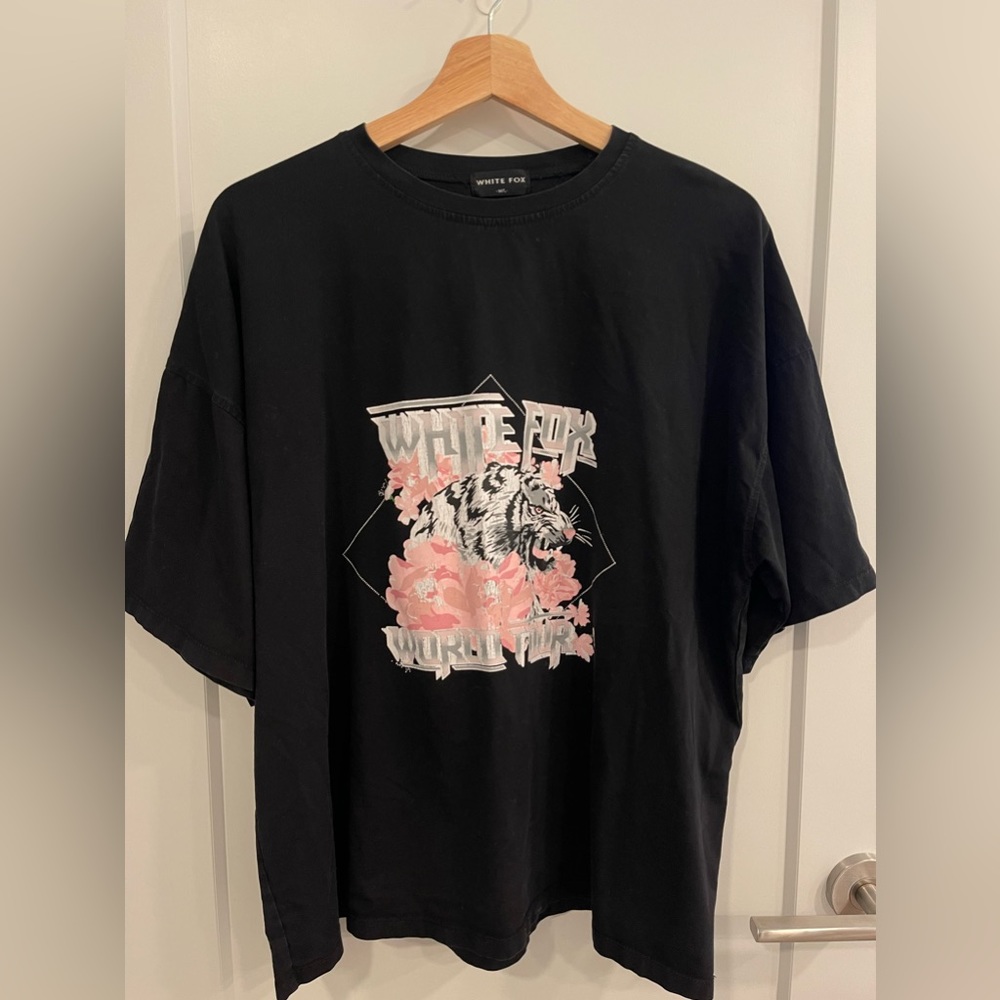White Fox Boutique Graphic Tshirt size M/L